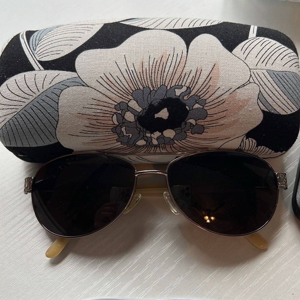 Vera Bradley Camellia Beige Pilot Sunglasses & Case